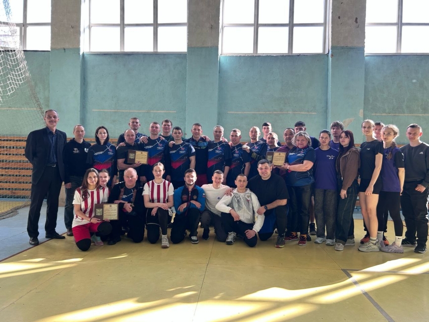 Титулованные боксеры сразились с участниками СВО на волейбольной площадке